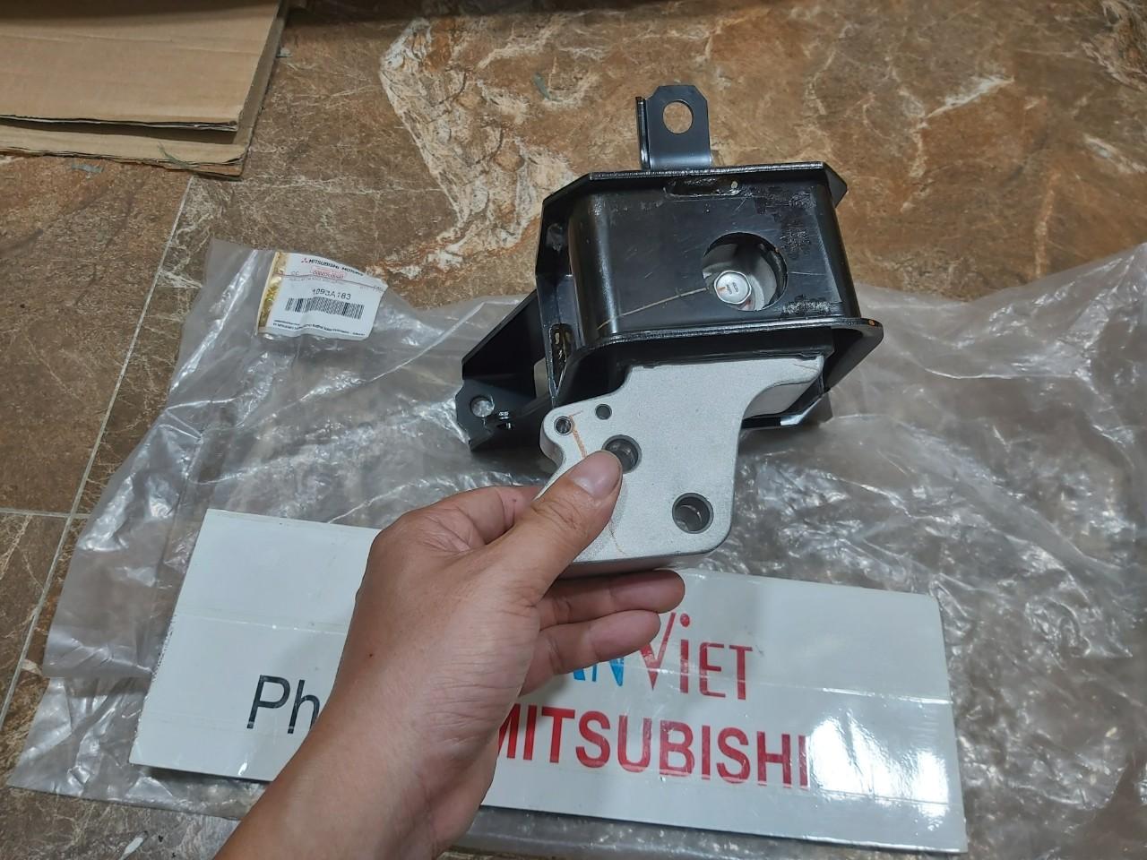 Chân Máy Bên Phụ xe Mitsubishi Xforce