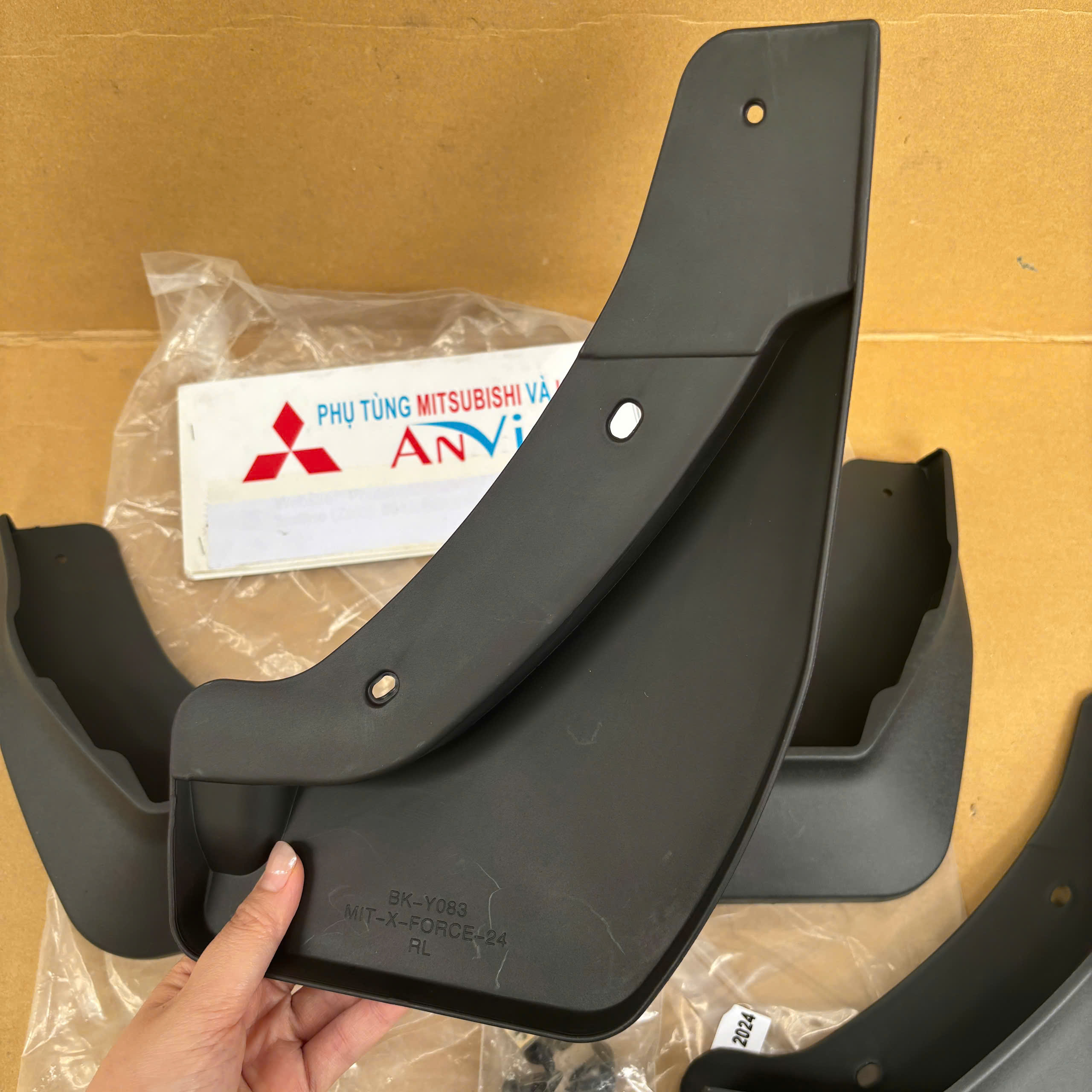 Chắn bùn xe Mitsubishi Xforce (Kèm Đủ bộ ốc vít)