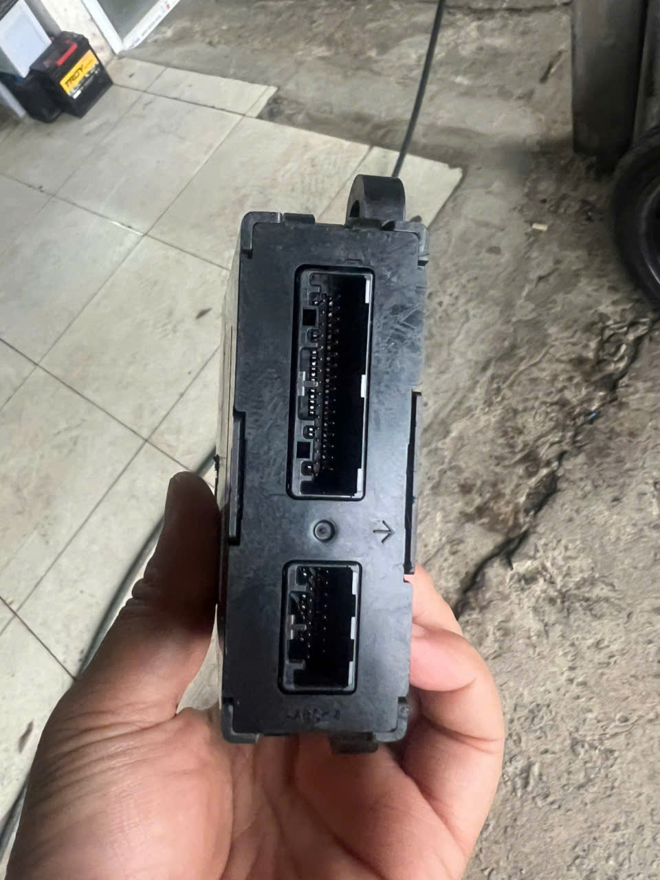 Hộp điều khiển chìa Khóa lắp ở trung tâm táp lô xe Mitsubishi Xforce hàng bãi
