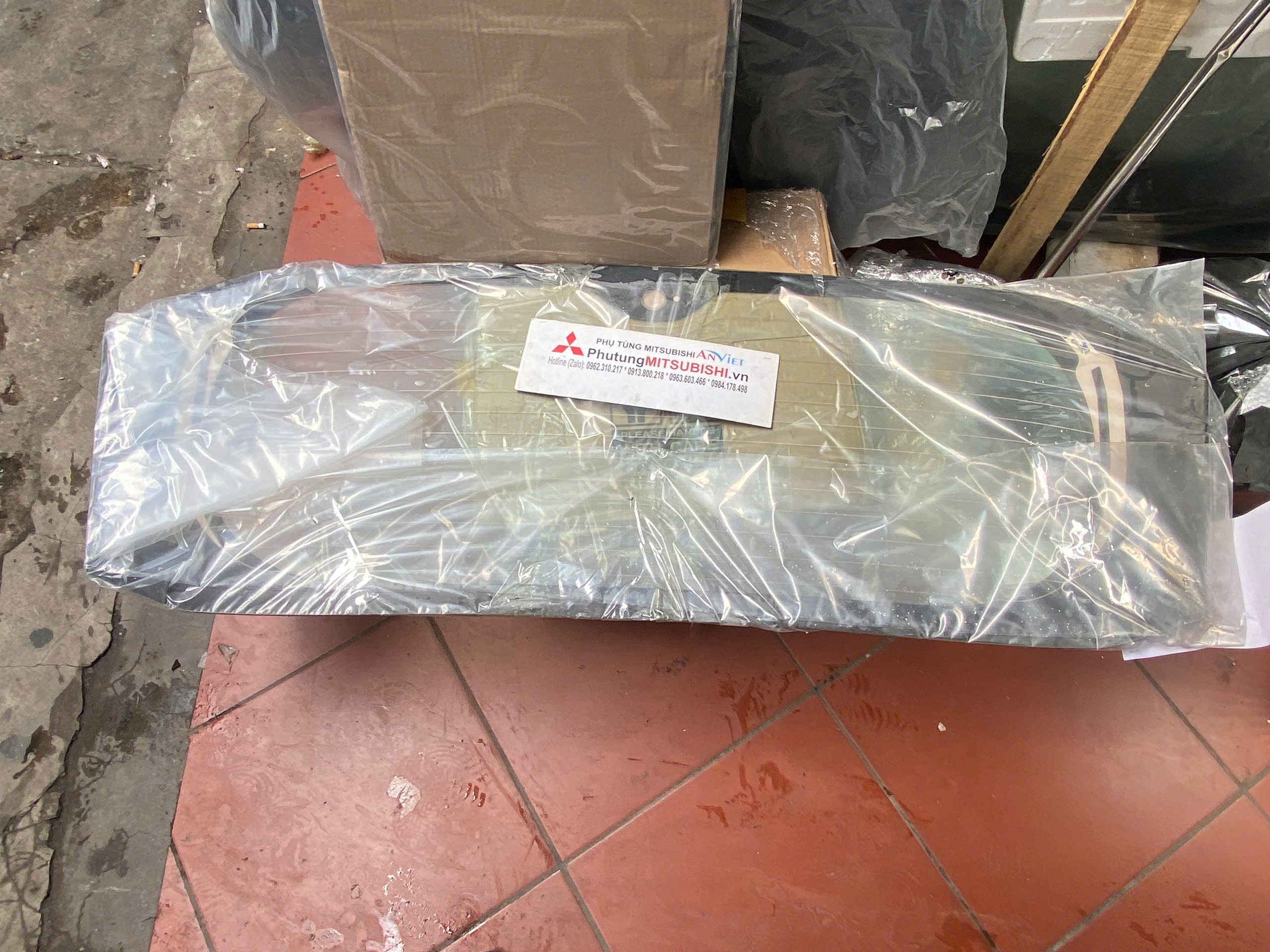 Kính Lưng, kính cánh cửa hậu xe Mitsubishi Xforce