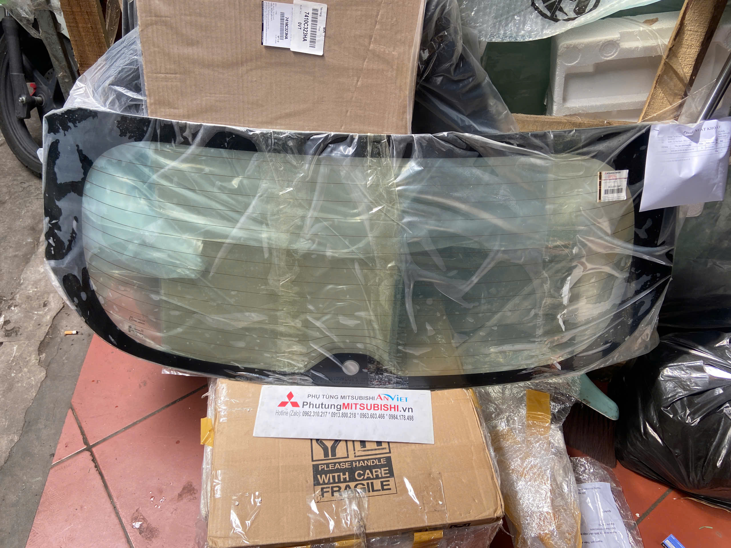 Kính Lưng, kính cánh cửa hậu xe Mitsubishi Xforce