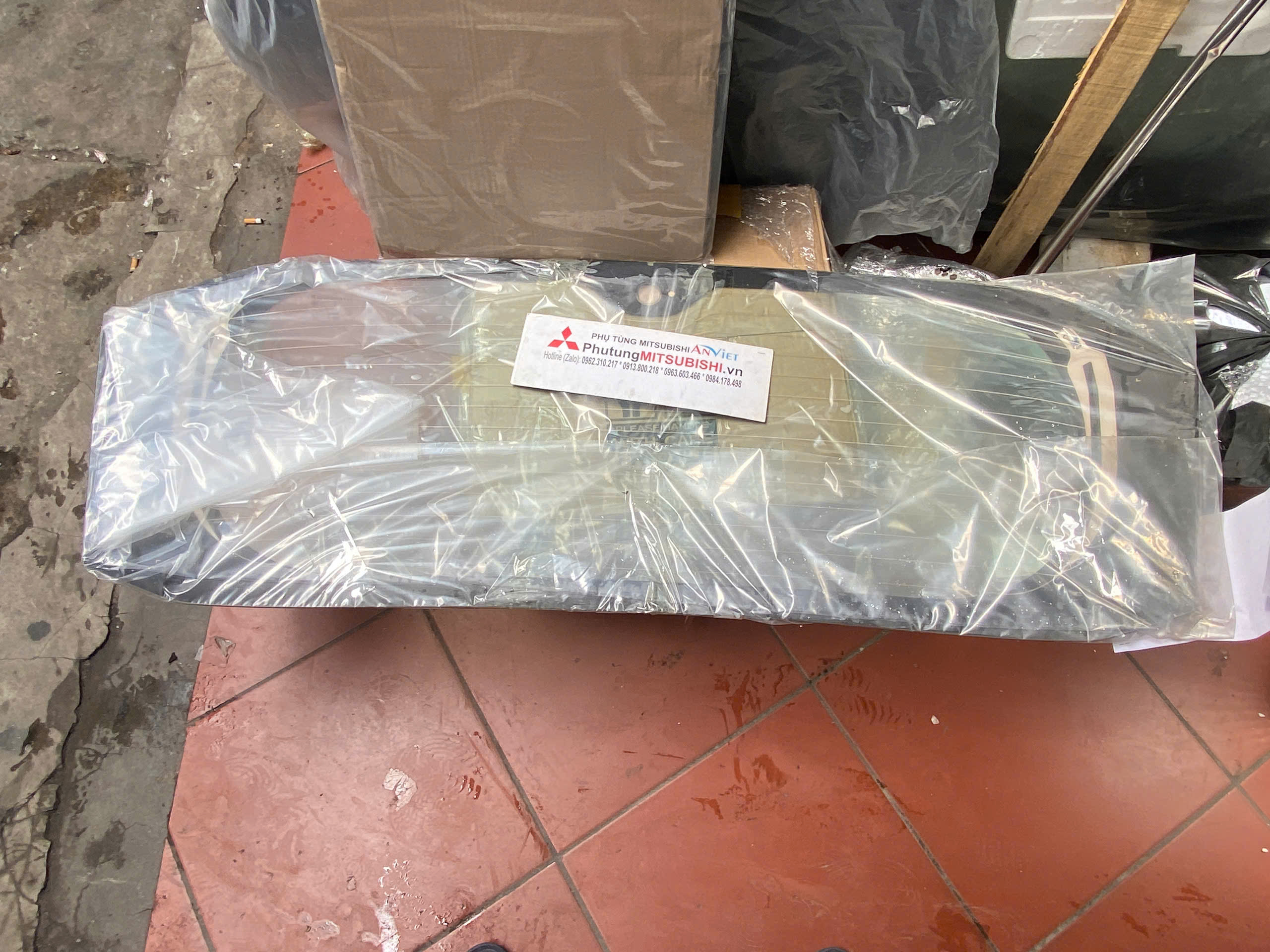 Kính Lưng, kính cánh cửa hậu xe Mitsubishi Xforce