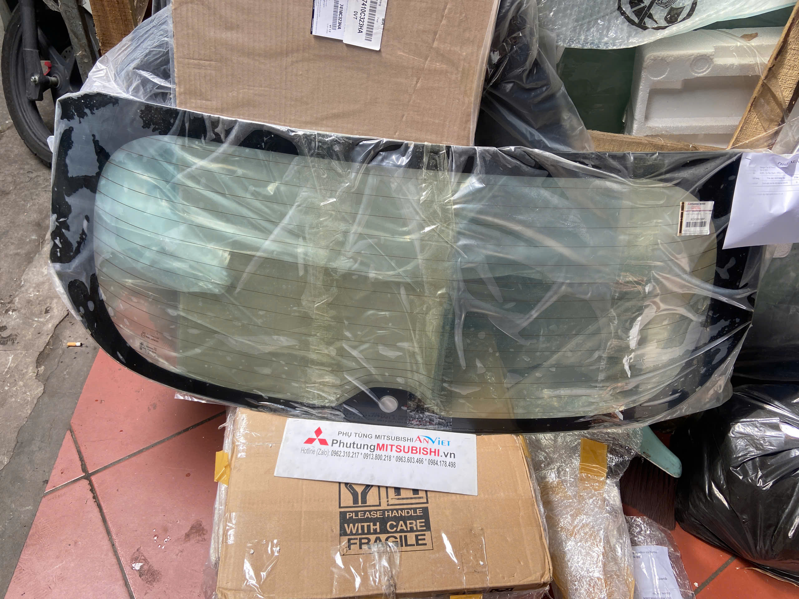 Kính Lưng, kính cánh cửa hậu xe Mitsubishi Xforce