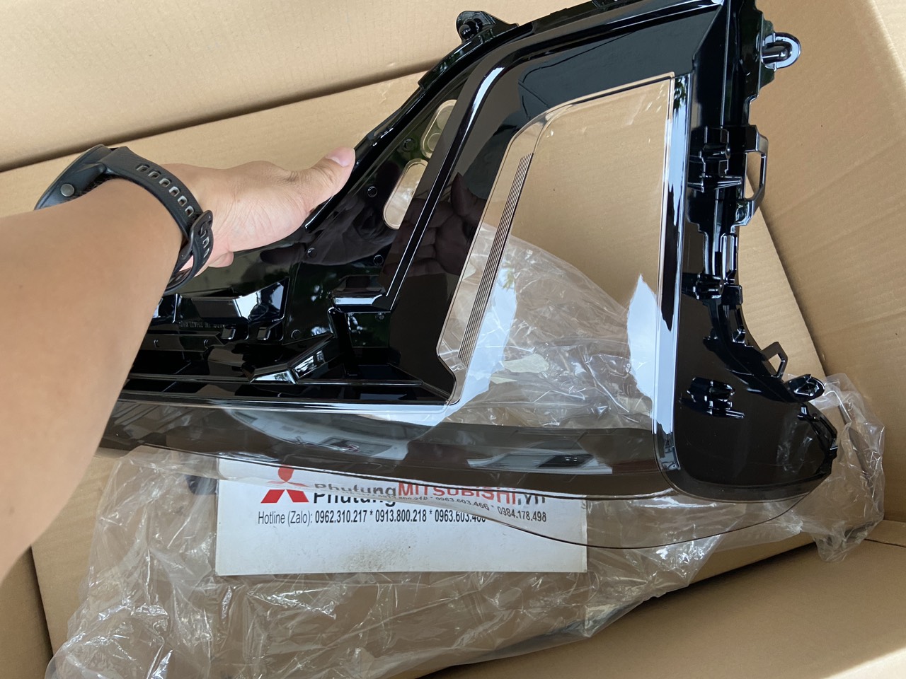 Mặt kính, nhựa đèn pha xe Mitsubishi Xforce