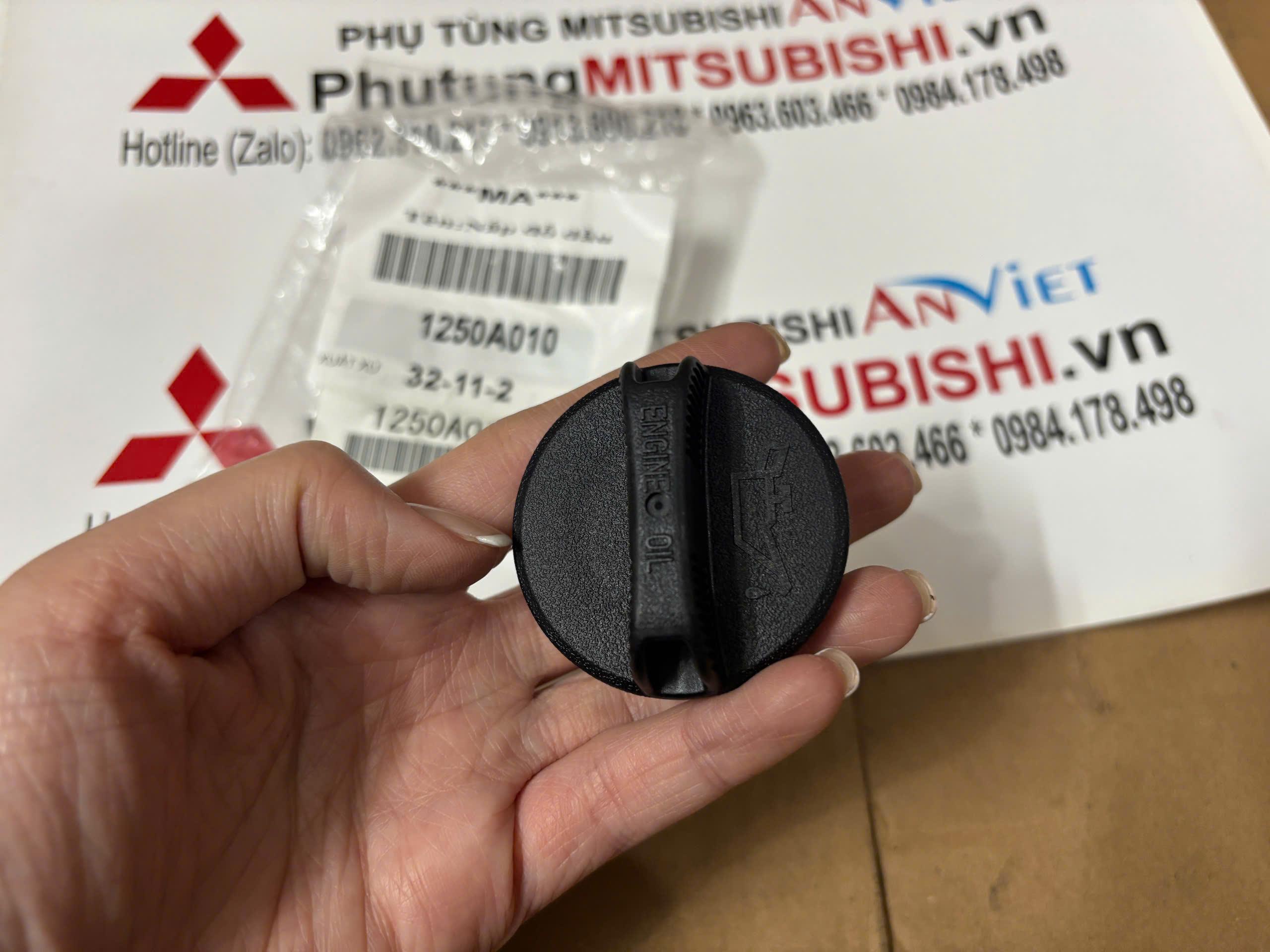 Nắp đổ dầu, nhớt động cơ xe Mitsubishi Xforce