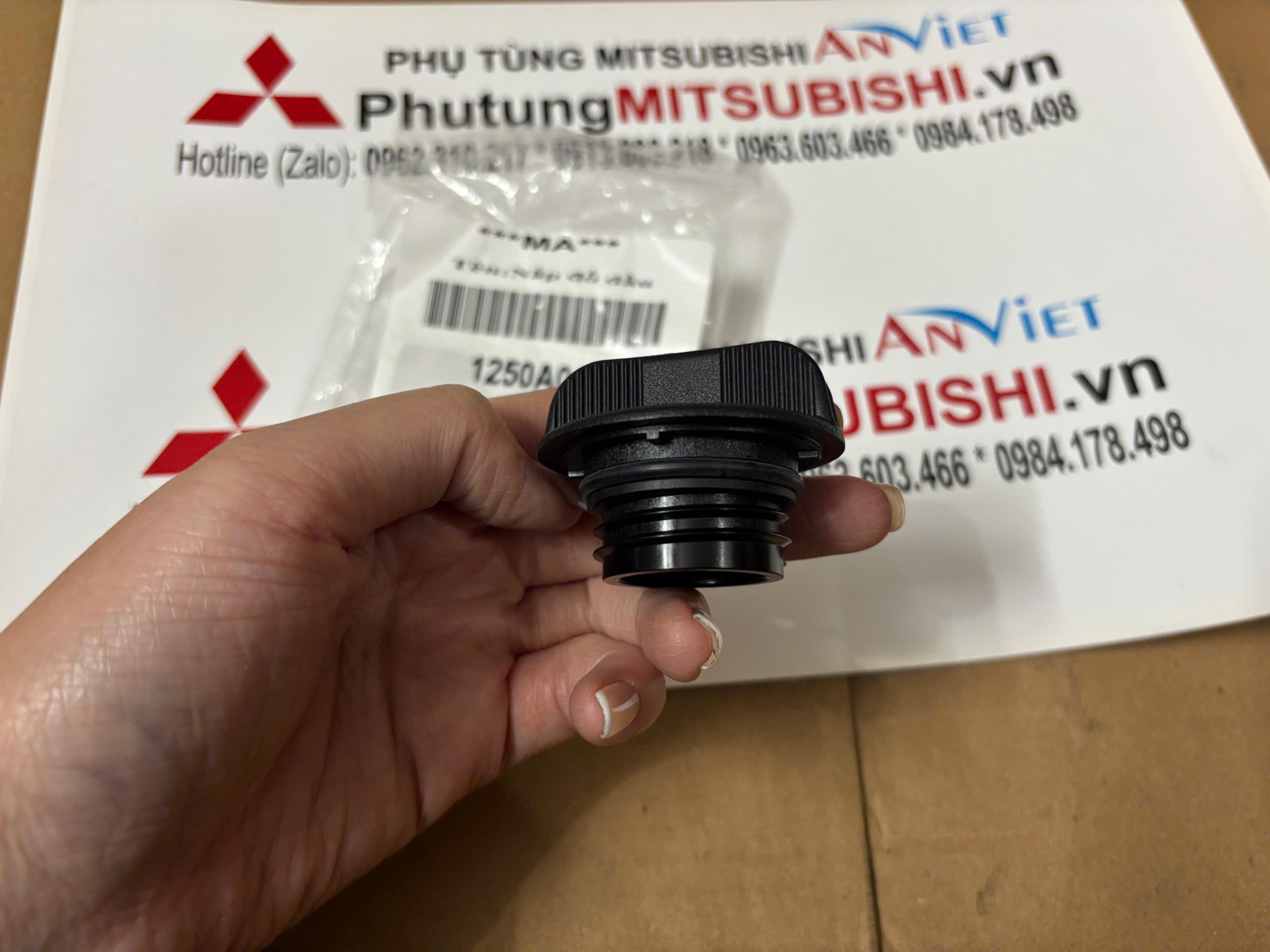 Nắp đổ dầu, nhớt động cơ xe Mitsubishi Xforce