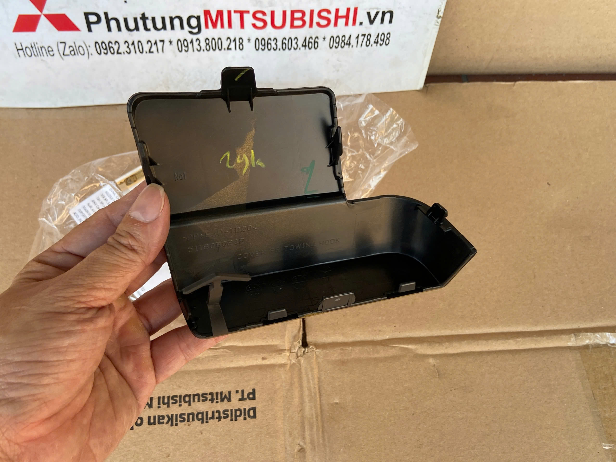 Nắp che móc cứu hộ xe Mitsubishi Xforce 
