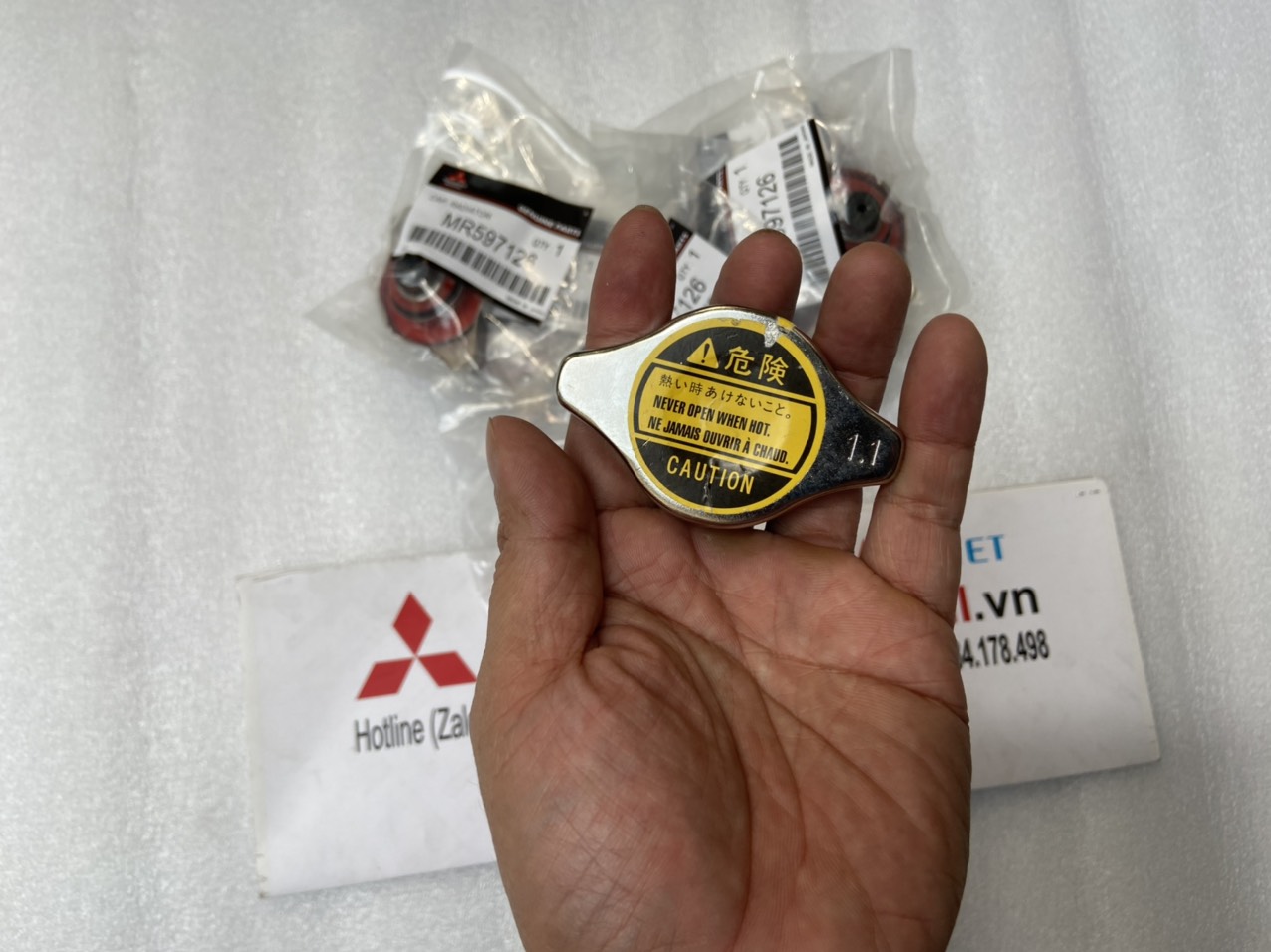 Nắp két nước xe Mitsubishi Xforce