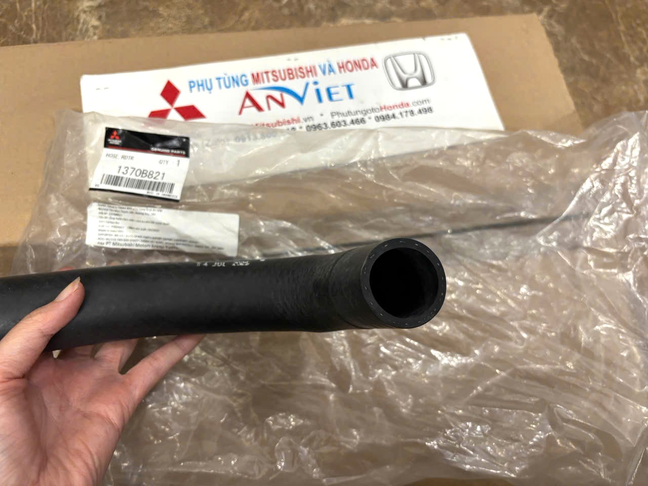 Ống cao su vào két nước dưới xe Mitsubishi Xforce