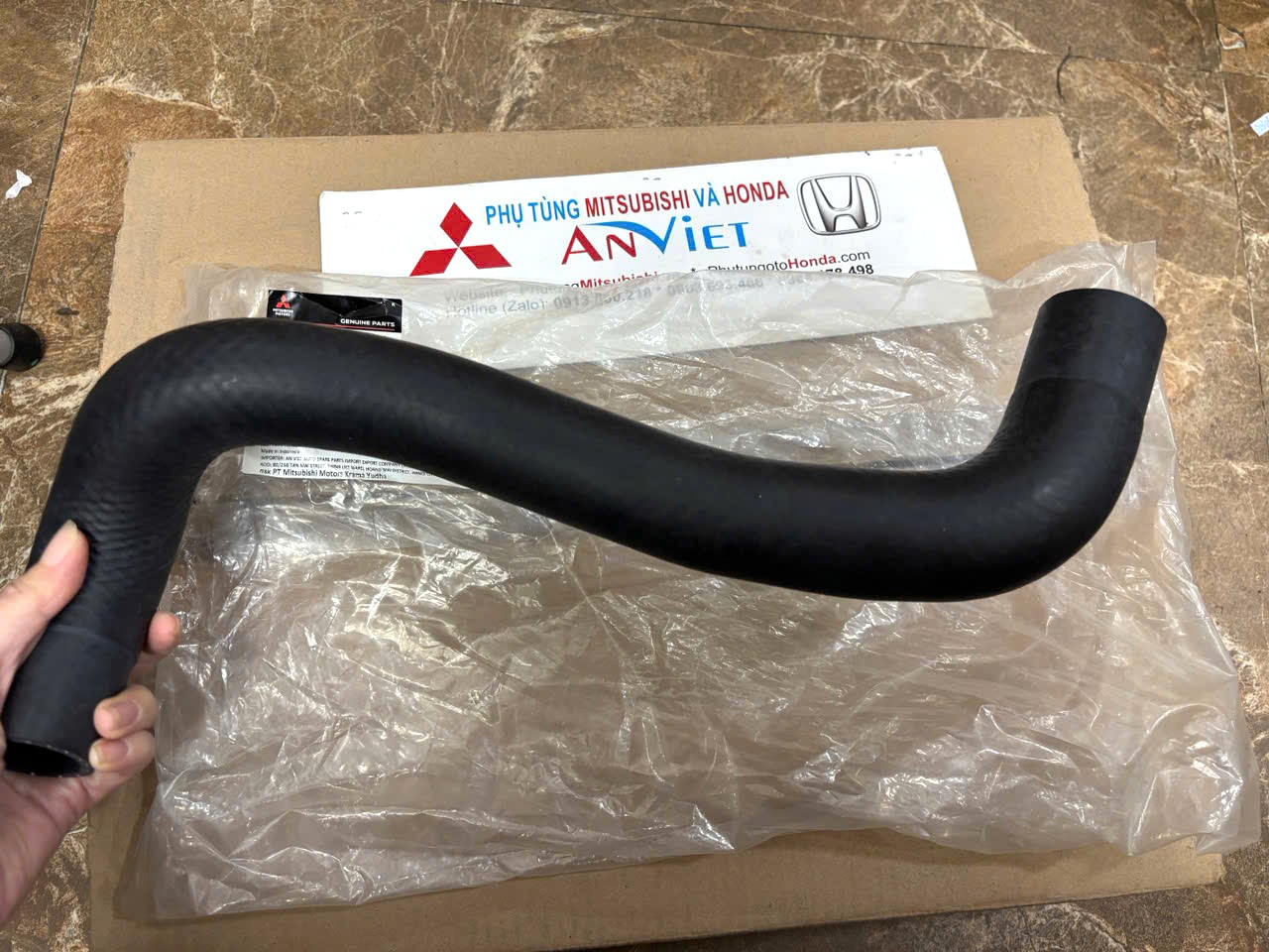 Ống cao su vào két nước dưới xe Mitsubishi Xforce