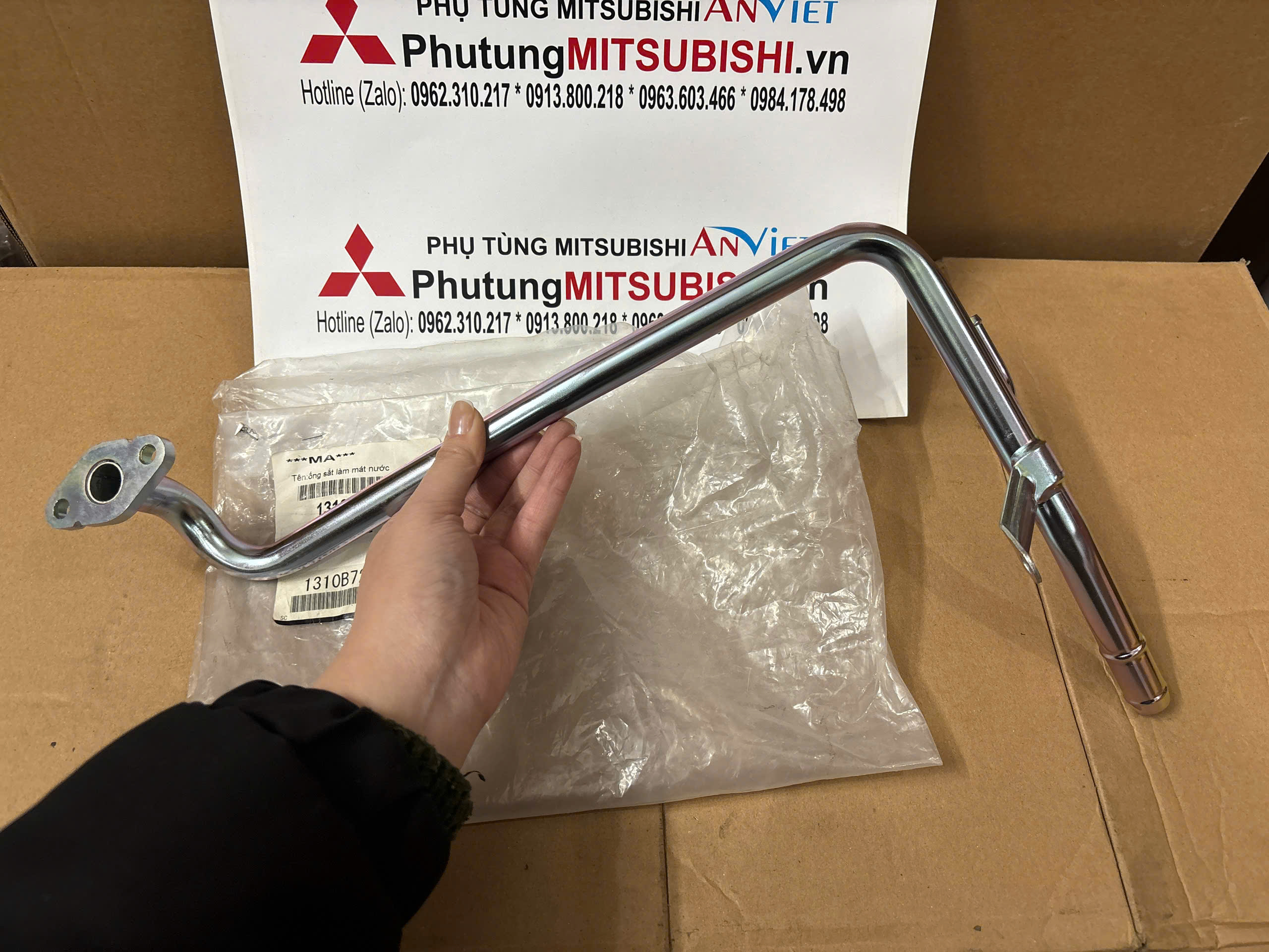 Ống nạp nước vào bơm nước xe Mitsubishi Xforce