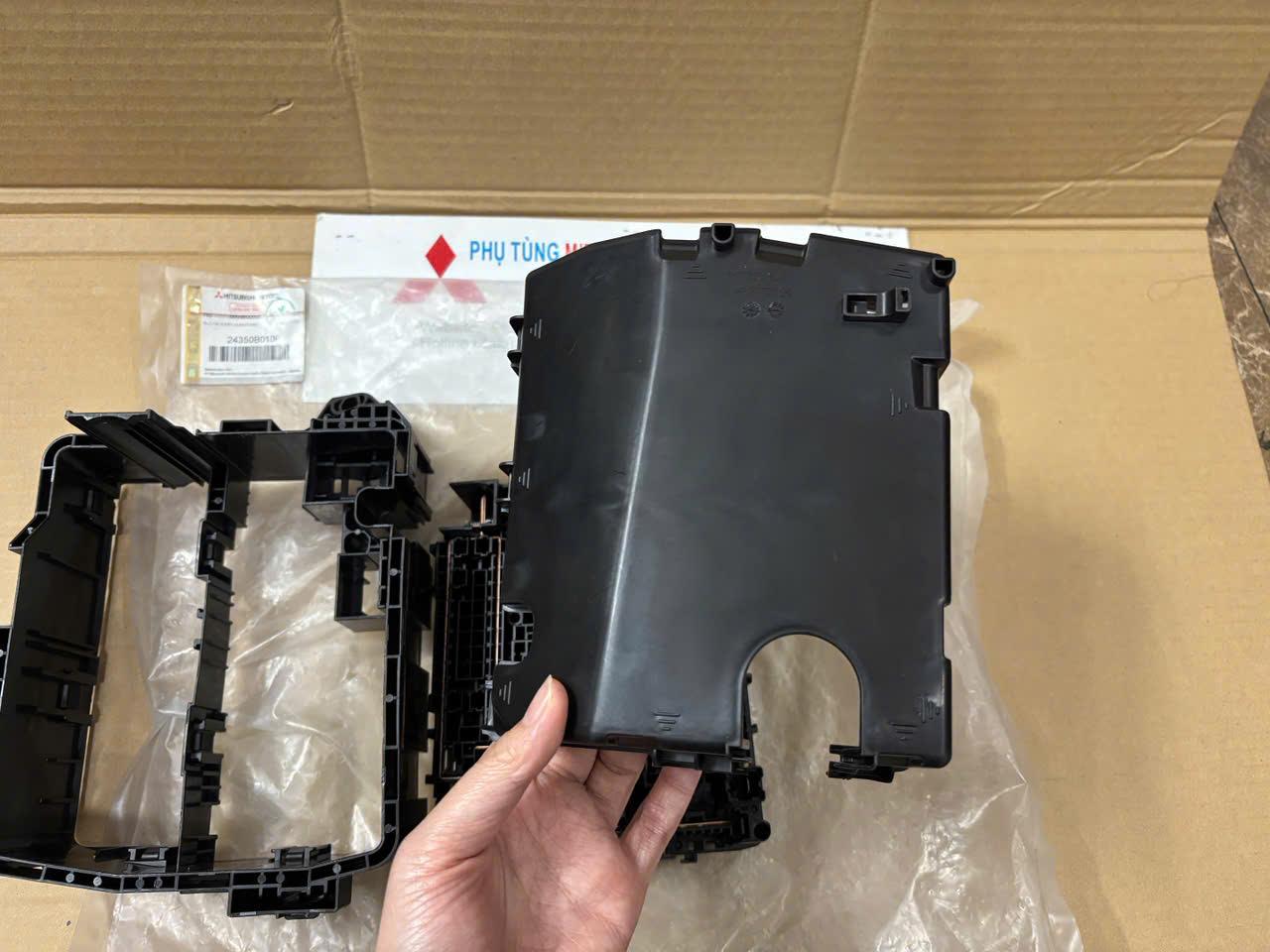 Thân hộp cầu chì khoang động cơ xe Mitsubishi Xforce