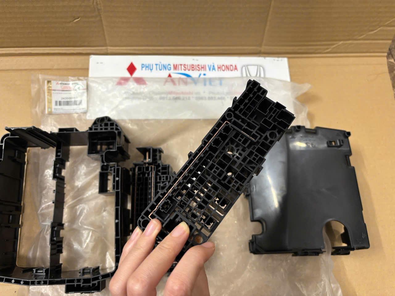 Thân hộp cầu chì khoang động cơ xe Mitsubishi Xforce