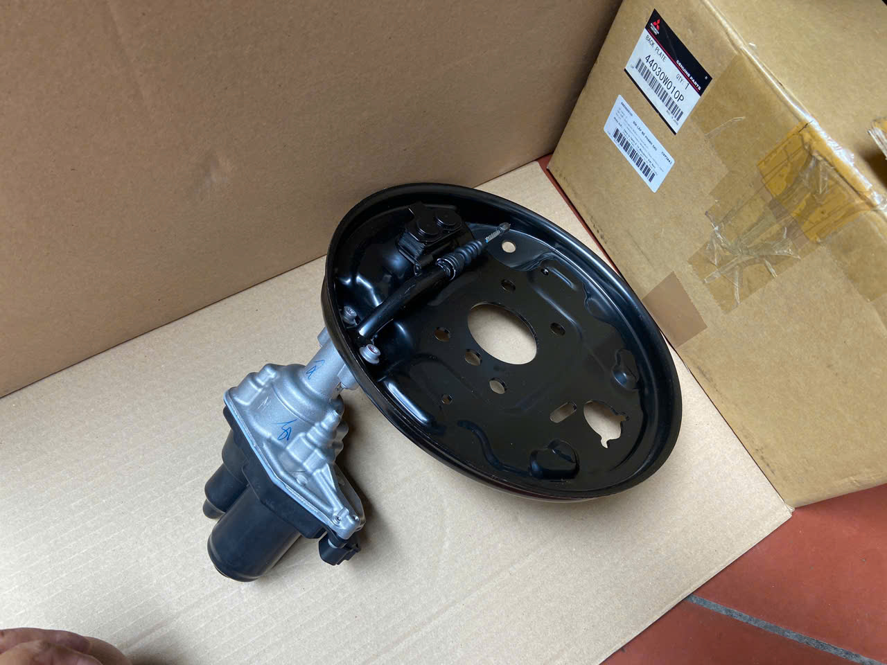 Đĩa Lắp Bố, guốc phanh sau liền Mô tơ phanh tay điện tử xe Mitsubishi Xpander, Xpander Cross