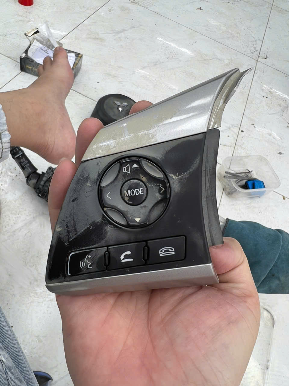 Công tắc điều khiển cruise control vô lăng dùng cho xe túi khí tròn Mitsubishi Xpander 2022 hàng bãi