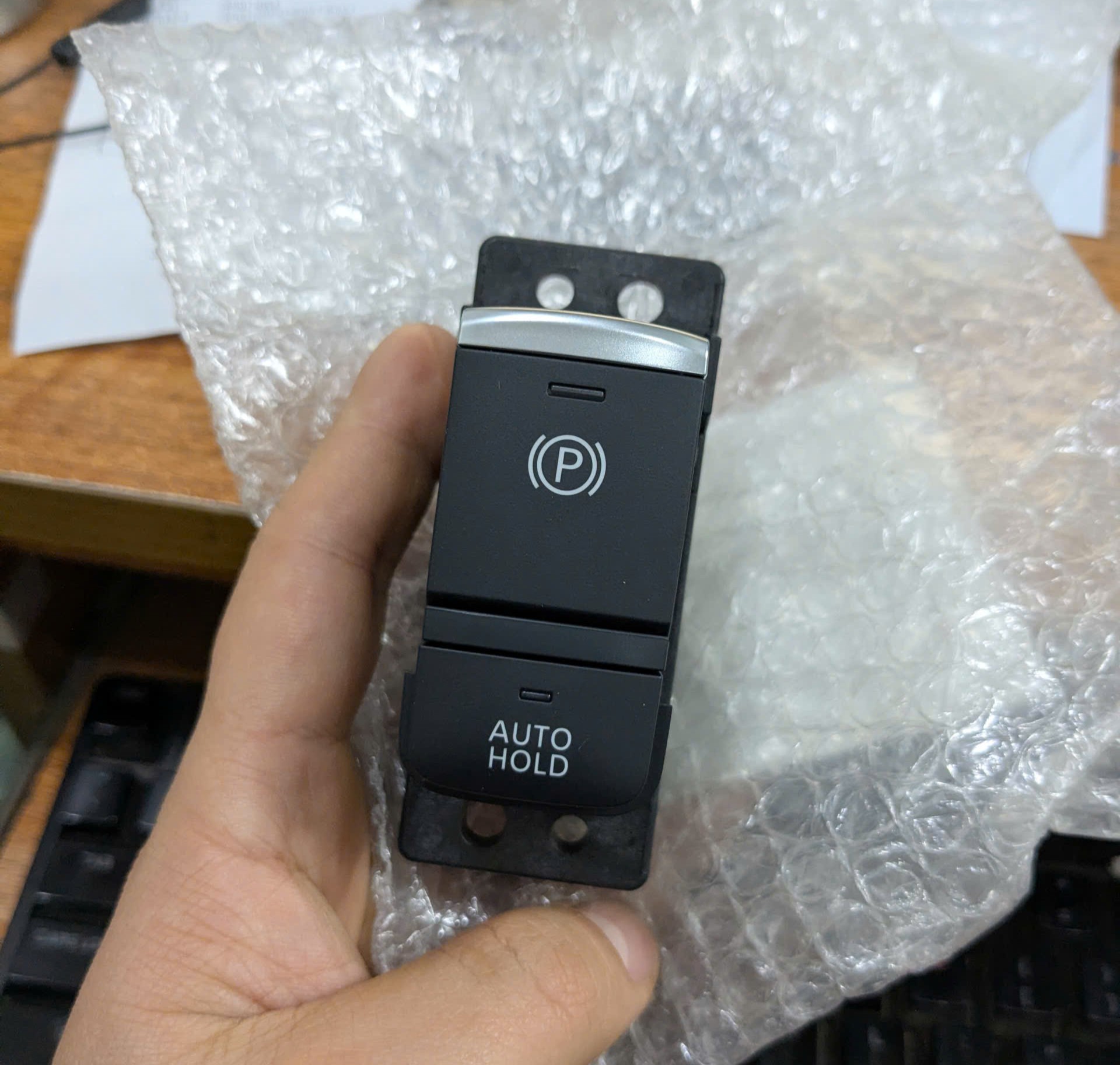 Công tắc điều khiển phanh tay điện tử phanh đỗ và auto hold Mitsubishi Xforce, Xpander