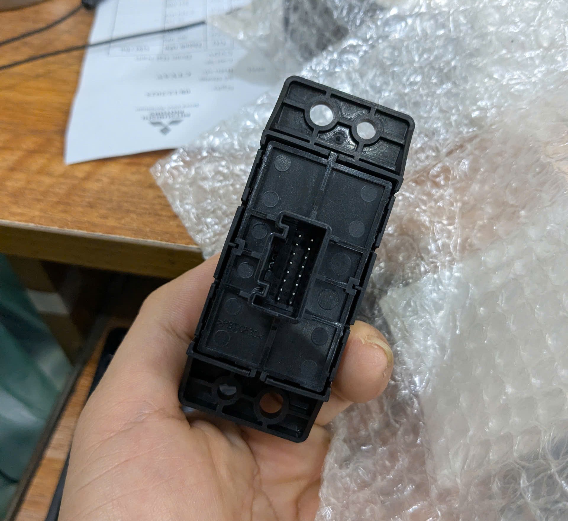 Công tắc điều khiển phanh tay điện tử phanh đỗ và auto hold Mitsubishi Xforce, Xpander