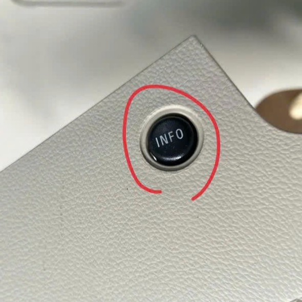 Công tắc nút INFO tròn nhỏ trên táp lô bên Lh của đồng hồ táp lô  Mitsubishi Xpander