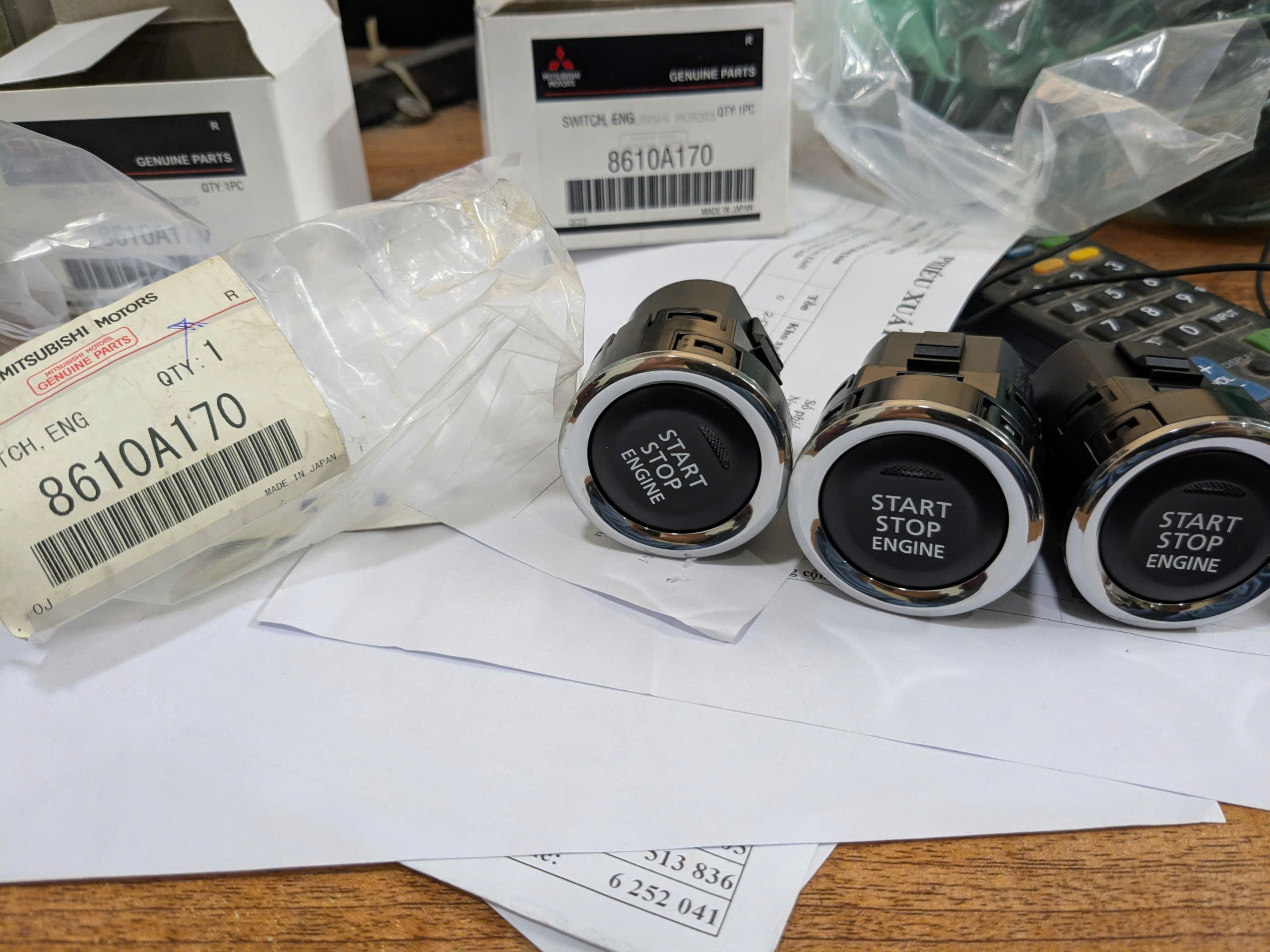 Công tắc Start Stop động cơ xe Mitsubishi Xpander