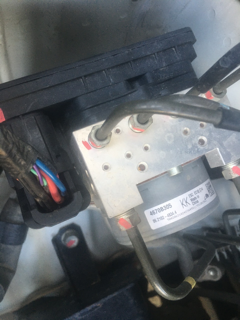 Cụm bơm ABS phanh xe Mitsubishi Xpander hàng bãi