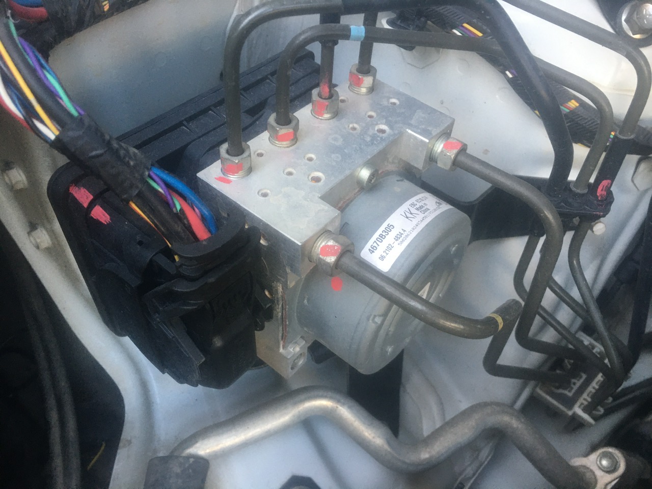 Cụm bơm ABS phanh xe Mitsubishi Xpander hàng bãi