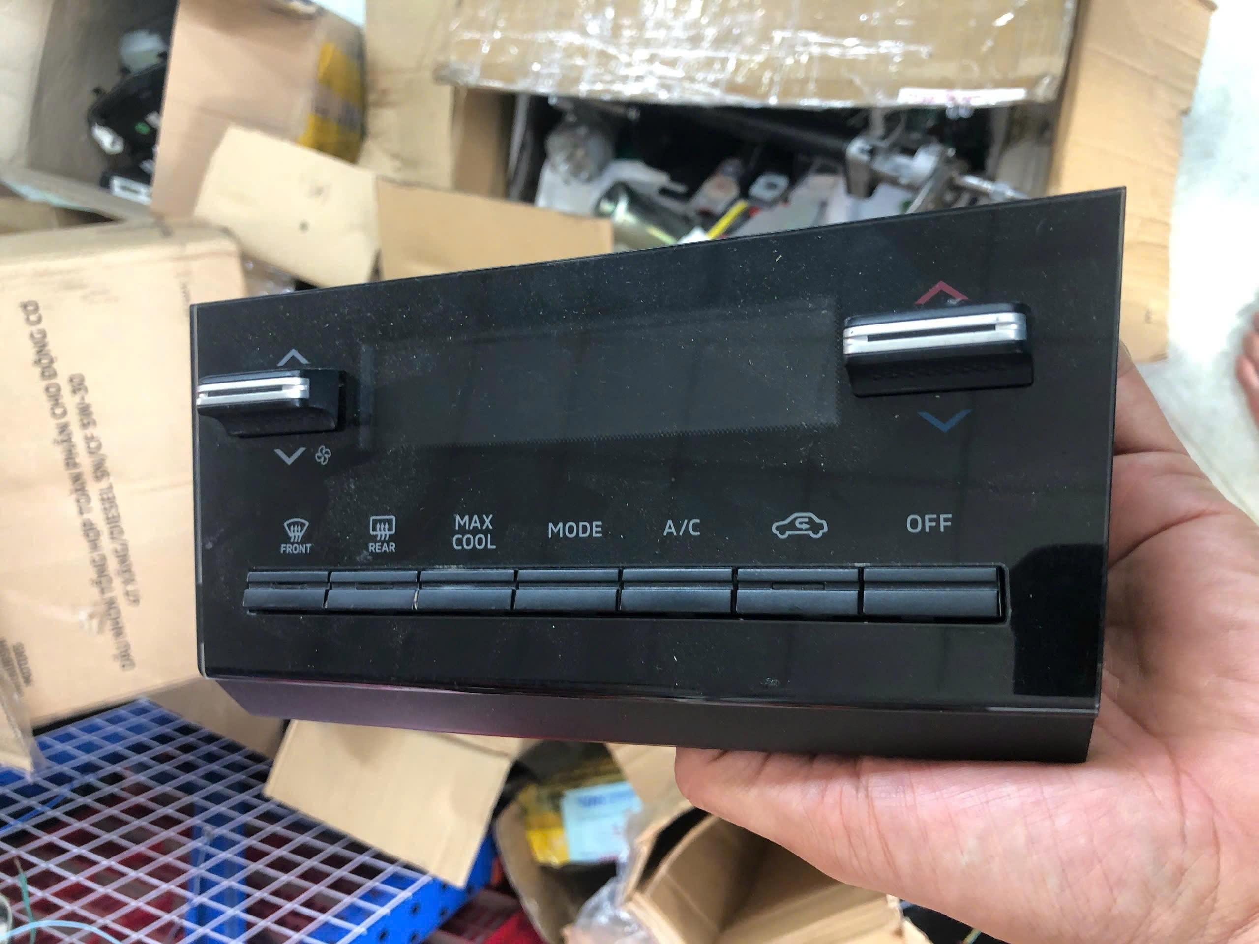 Cụm công tắc điều khiển điều hòa táp lô Mitsubishi Xpander, Xpander Cross 2022-2024 hàng bãi