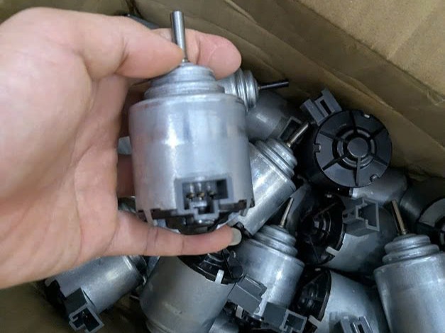 Mô tơ quạt dàn lạnh điều hòa dàn sau, trên trần xe Mitsubishi Xpander = 3 giắc trực tiếp mô tơ