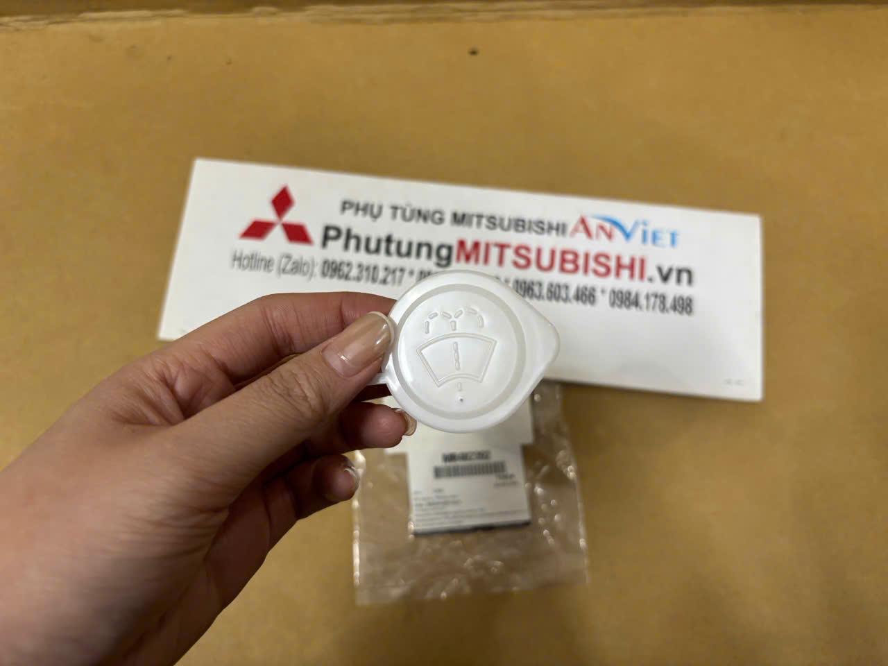 Nắp bình nước rửa kính xe Mitsubishi Xpander