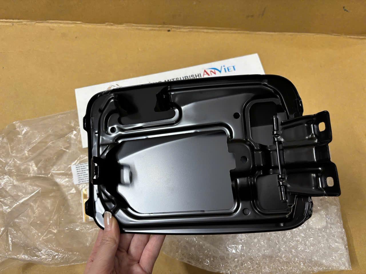 Nắp ngoài bình xăng xe Mitsubishi Xpander