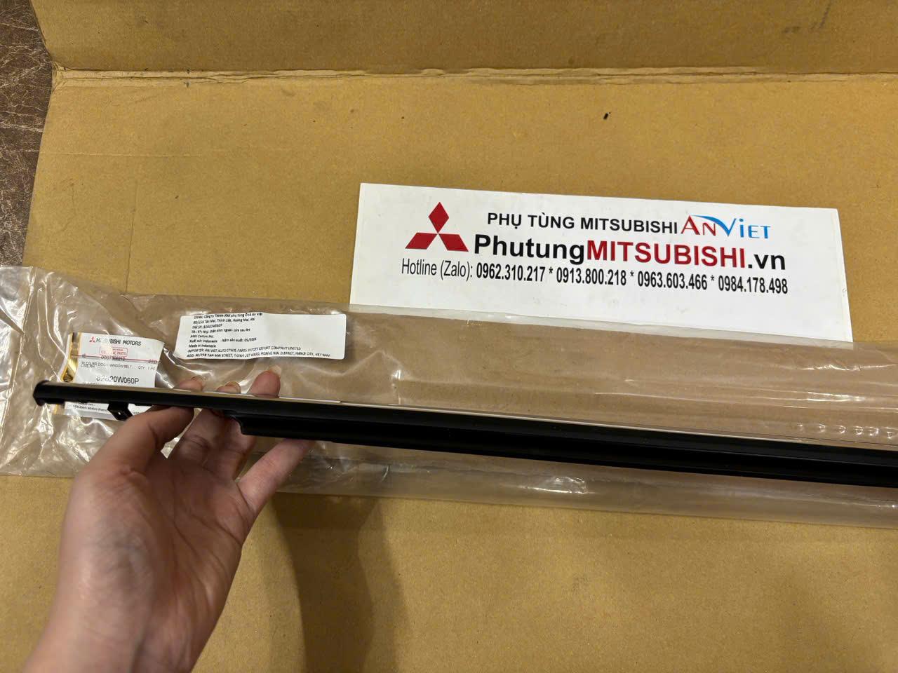 Nẹp chân kính ngoài cánh cửa sau xe Mitsubishi Xpander