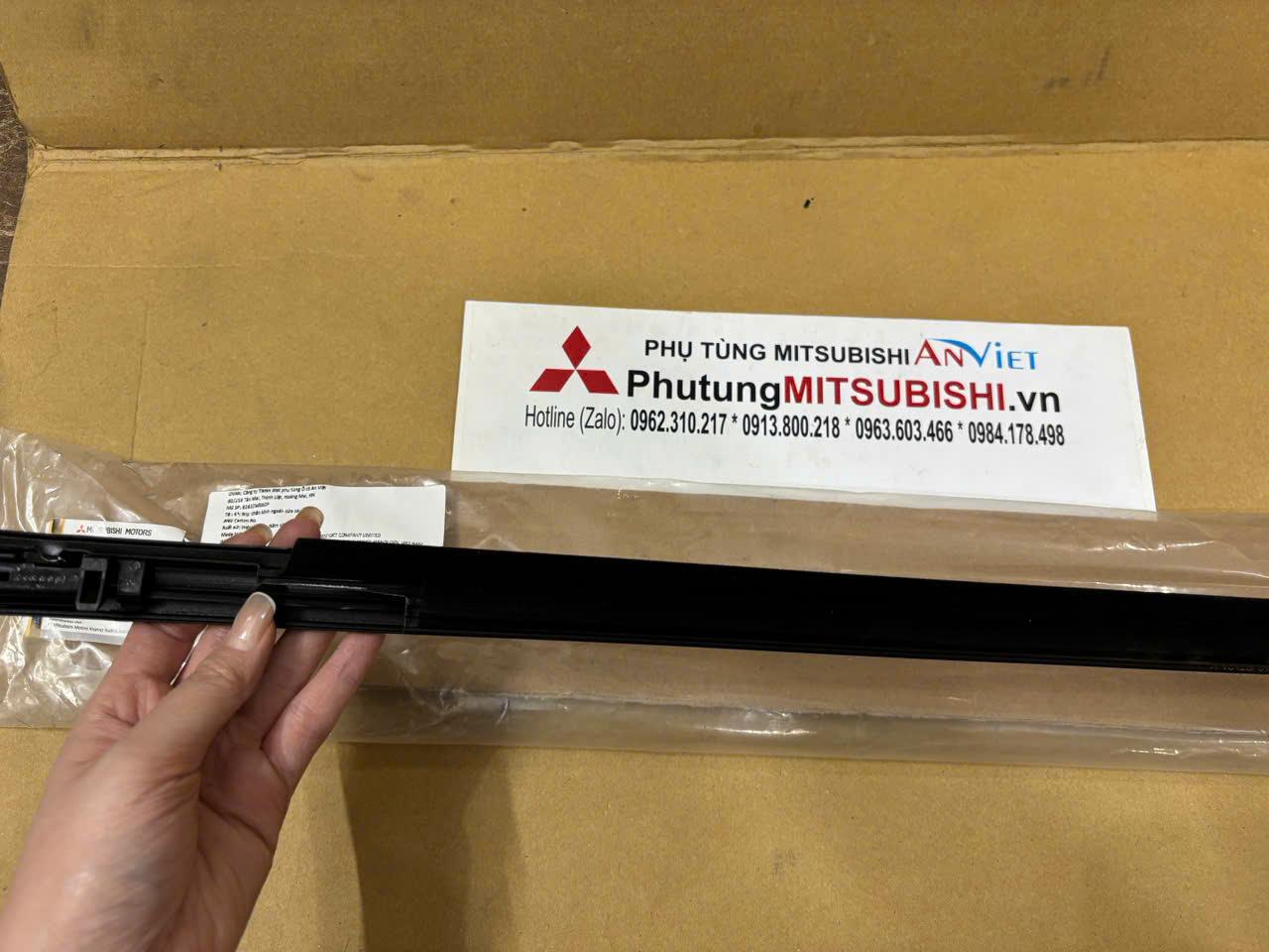 Nẹp chân kính ngoài cánh cửa sau xe Mitsubishi Xpander