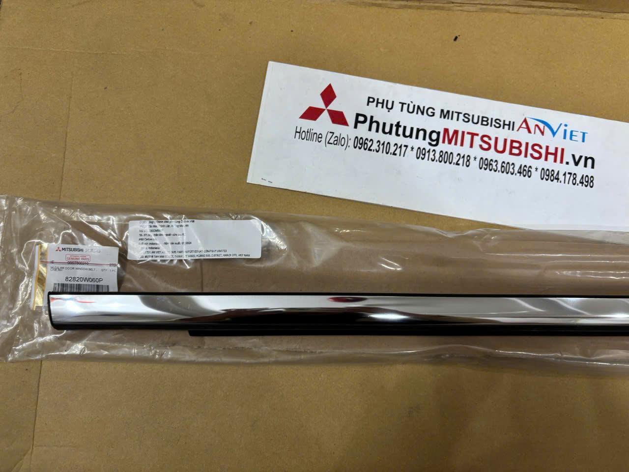 Nẹp chân kính ngoài cánh cửa sau xe Mitsubishi Xpander