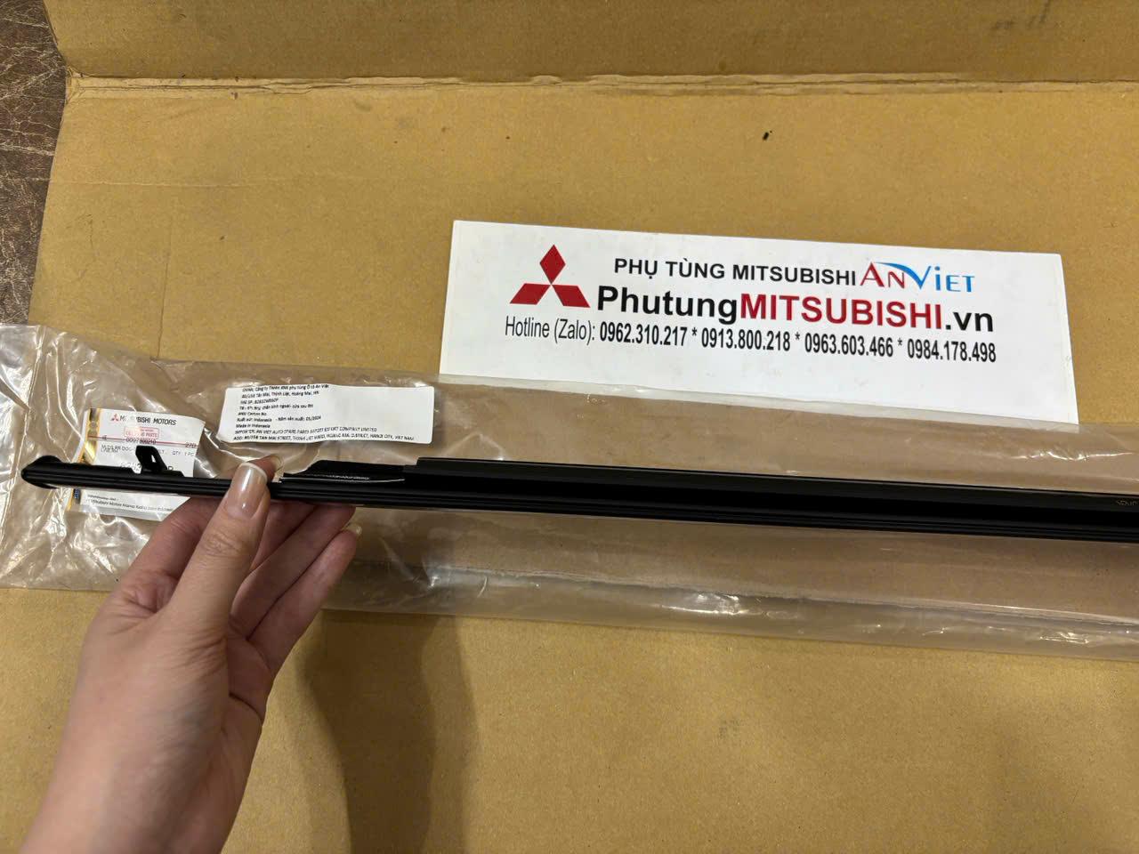 Nẹp chân kính ngoài cánh cửa sau xe Mitsubishi Xpander