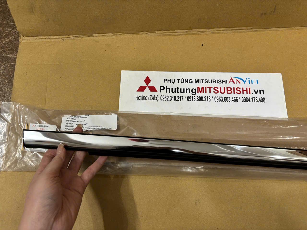 Nẹp chân kính ngoài cánh cửa sau xe Mitsubishi Xpander