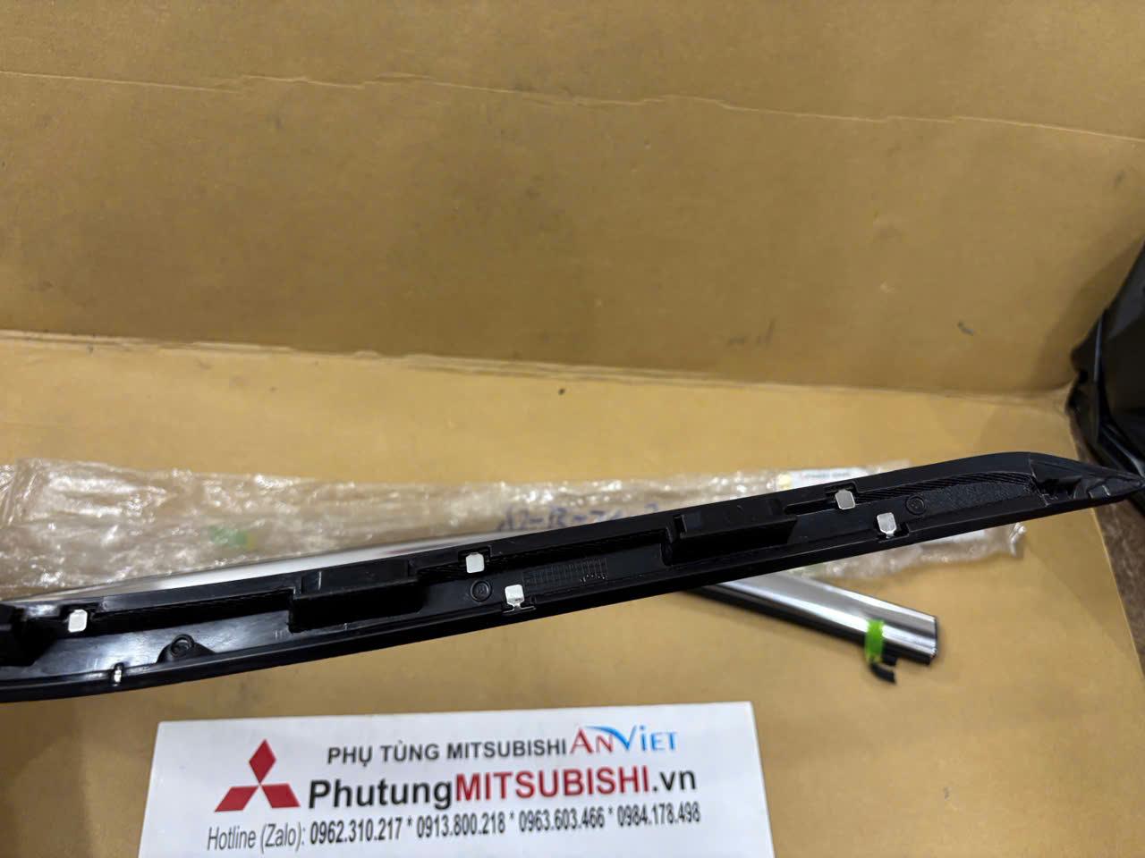 Nẹp dưới kính hông xe Mitsubishi Xpander