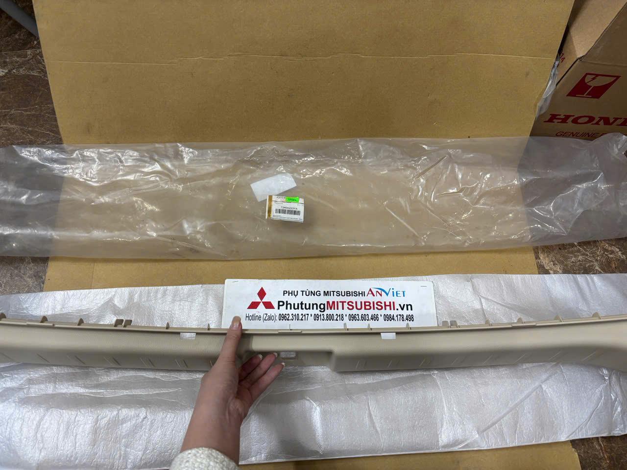 Ốp che khóa cốp hậu xe Mitsubishi Xpander