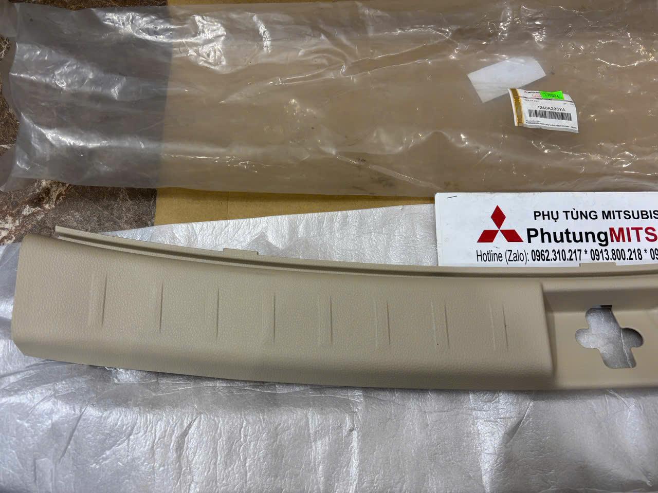 Ốp che khóa cốp hậu xe Mitsubishi Xpander