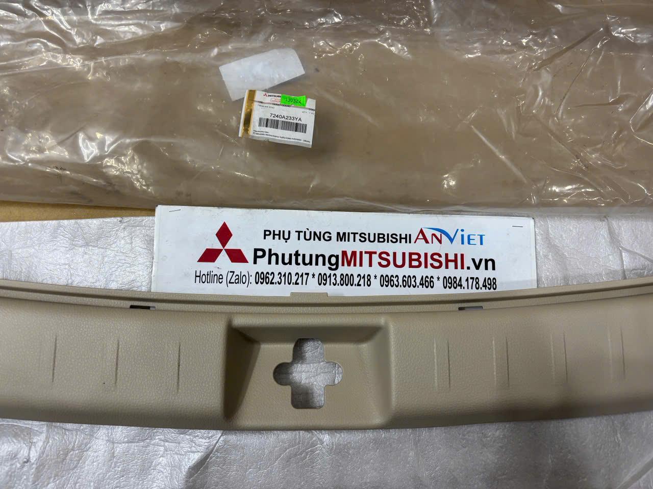 Ốp che khóa cốp hậu xe Mitsubishi Xpander