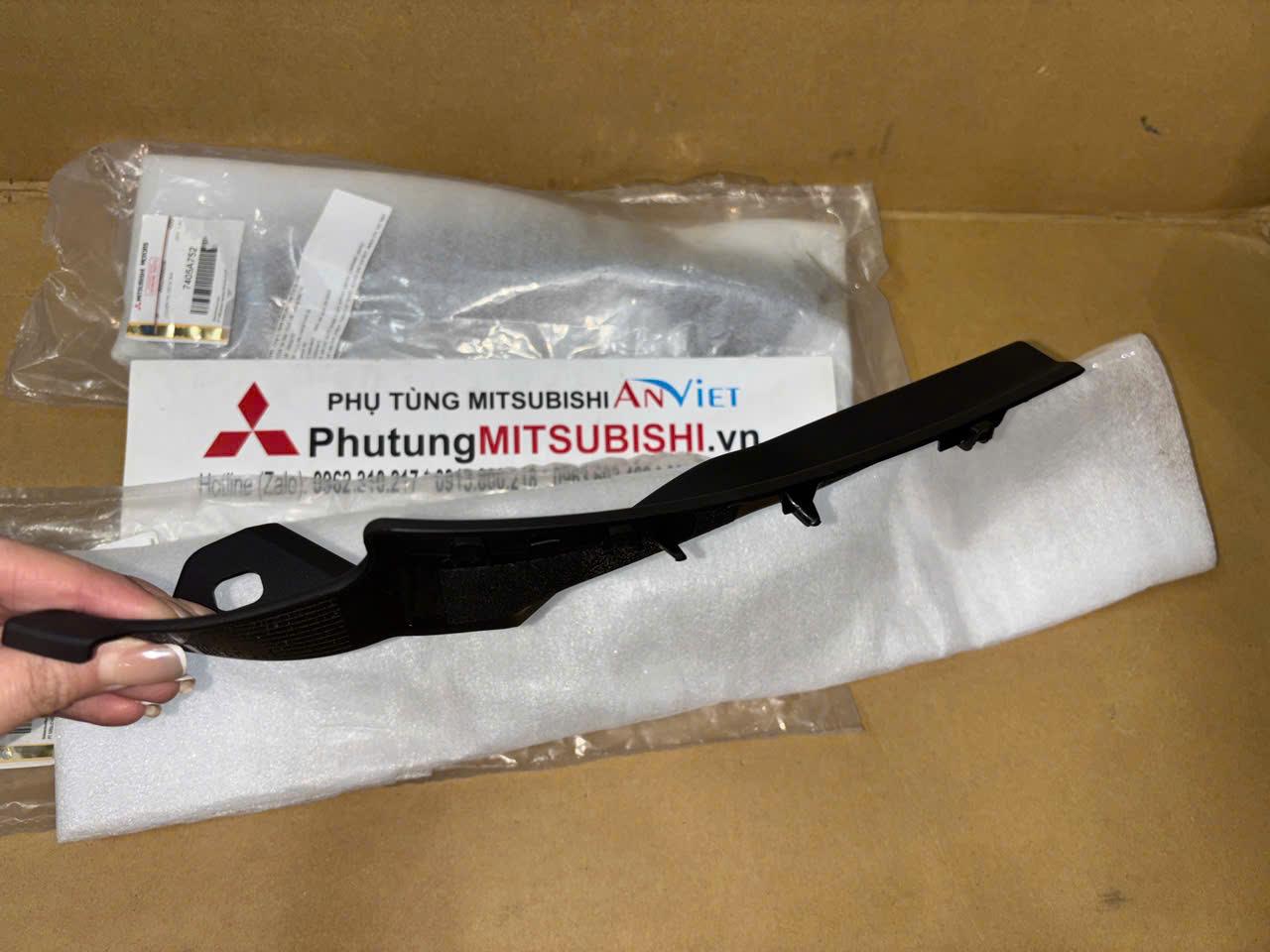Ốp viền máng nước kính chắn gió xe Mitsubishi Xpander