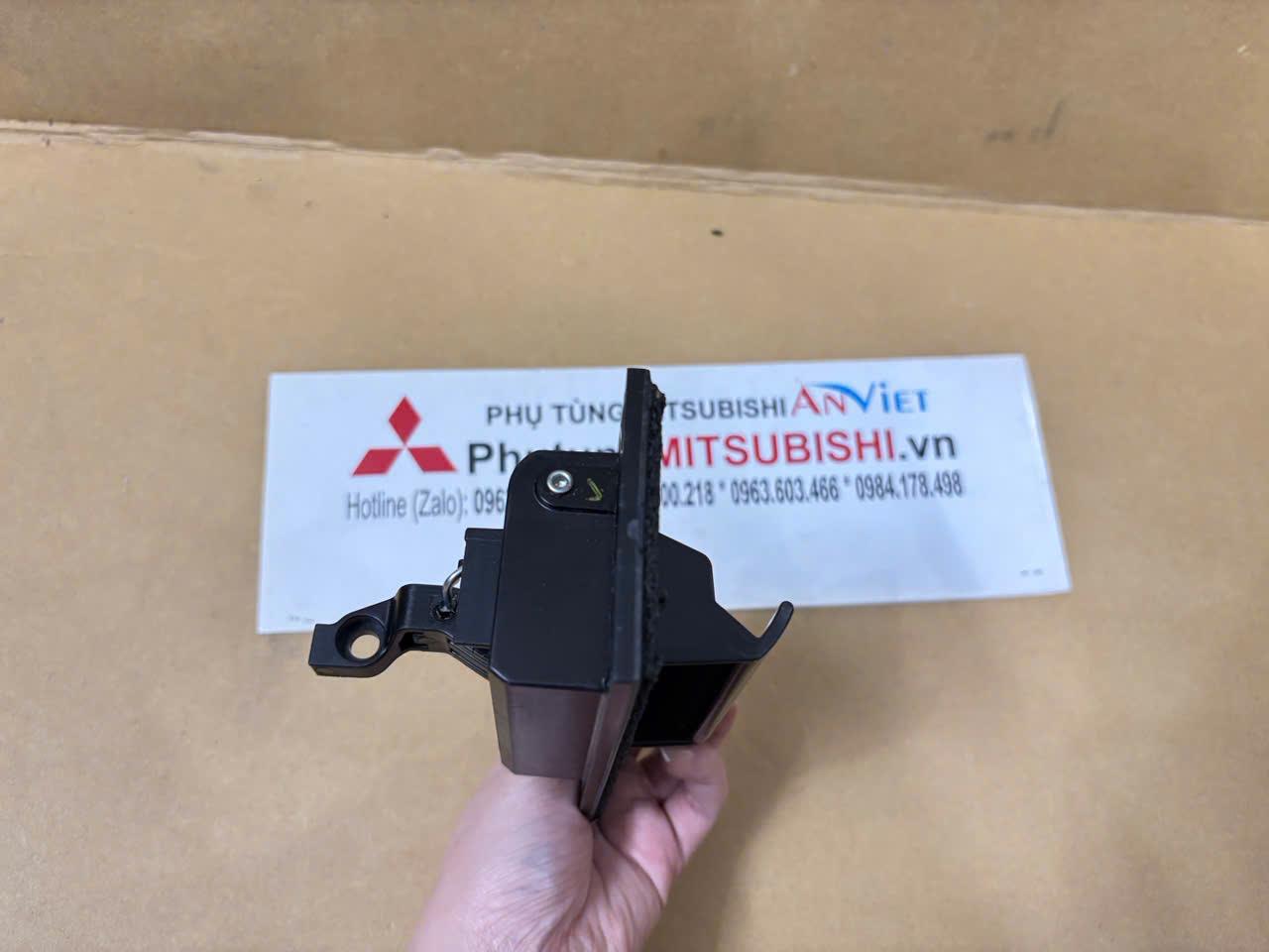 Tay mở cốp sau xe Mitsubishi Xpander