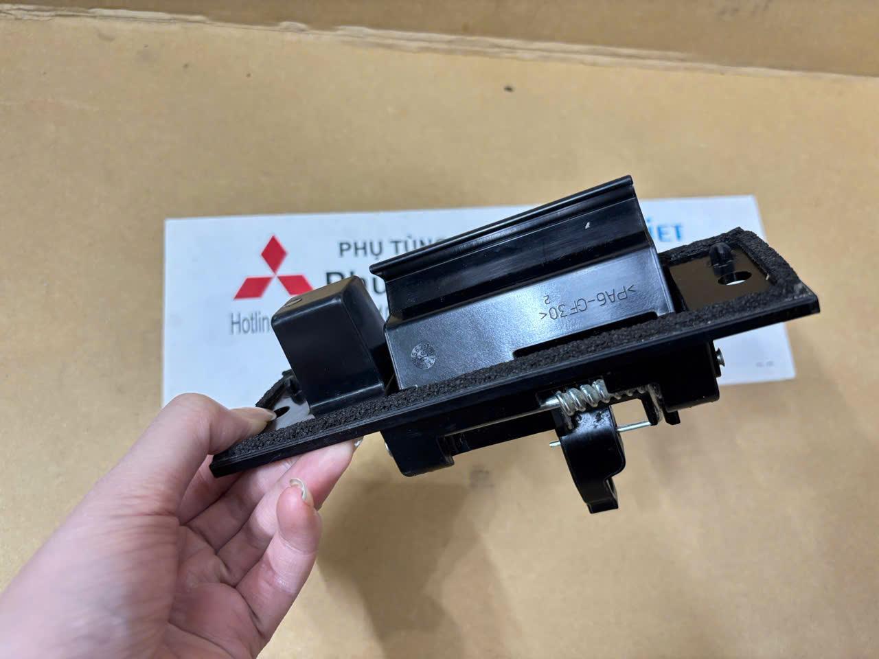 Tay mở cốp sau xe Mitsubishi Xpander