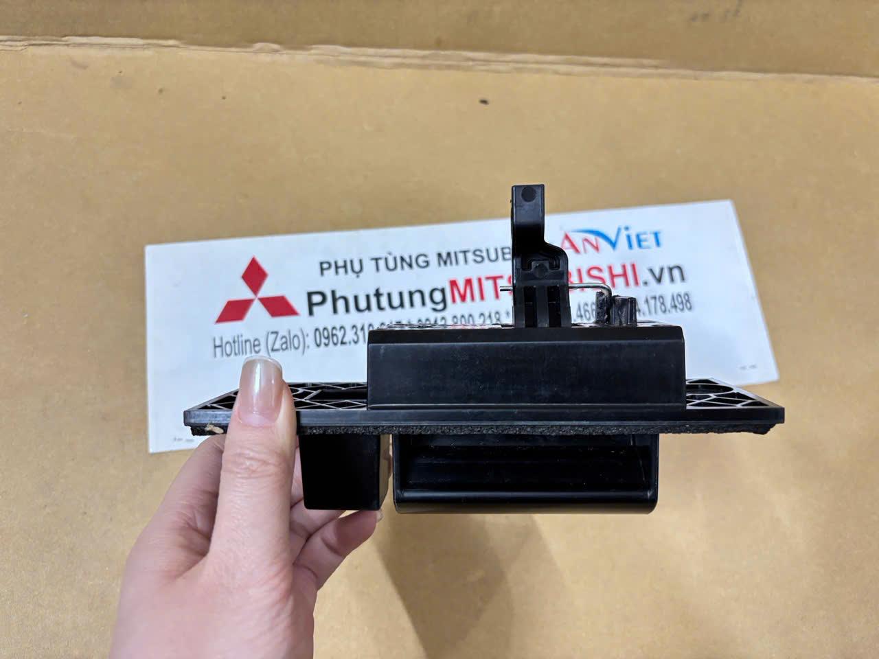 Tay mở cốp sau xe Mitsubishi Xpander