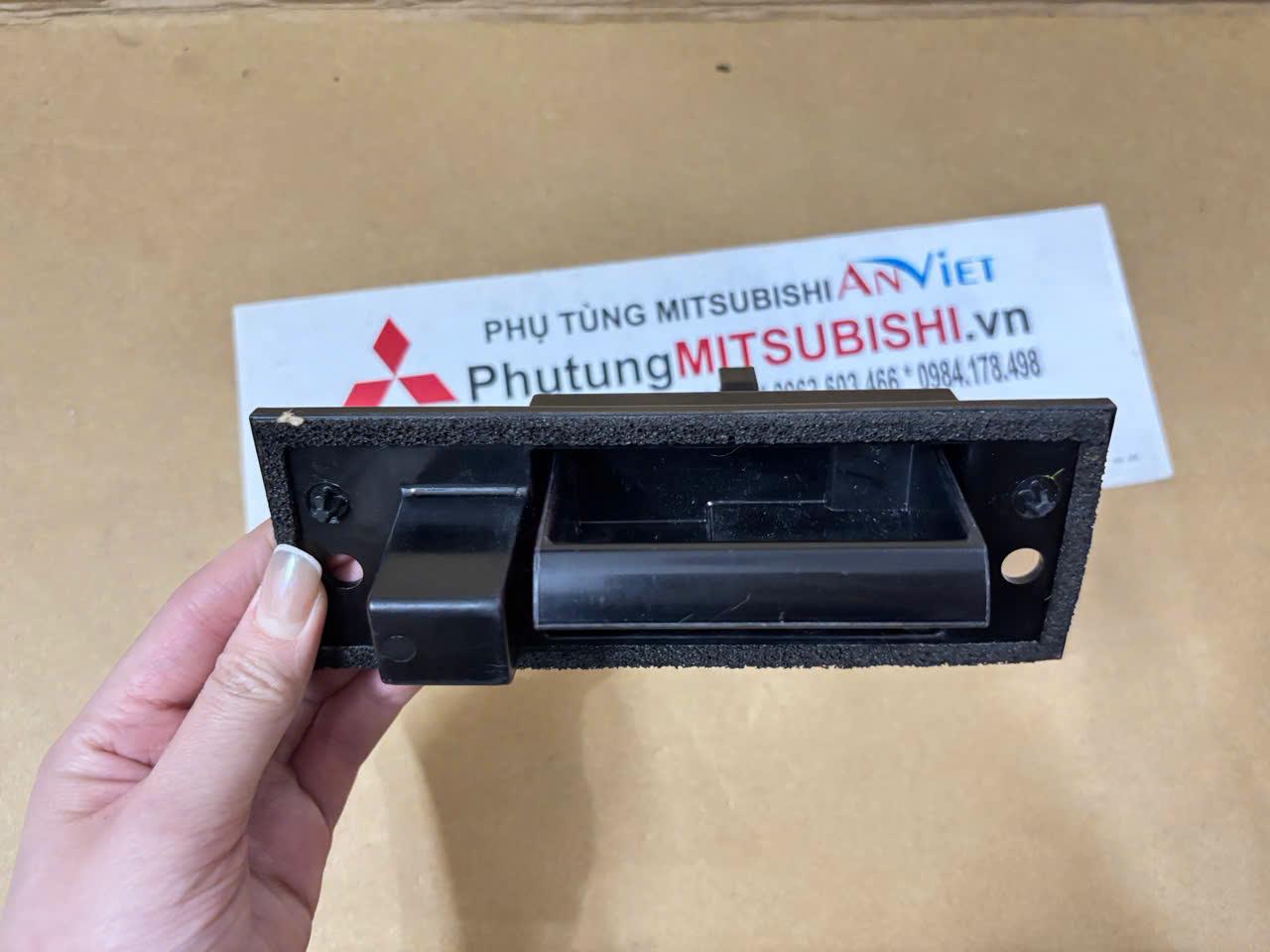 Tay mở cốp sau xe Mitsubishi Xpander