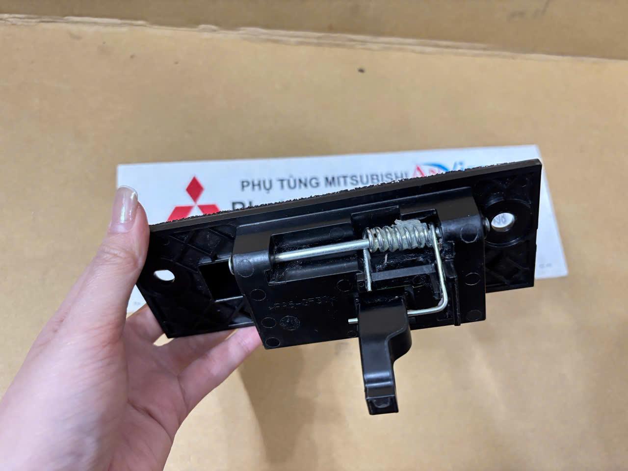 Tay mở cốp sau xe Mitsubishi Xpander