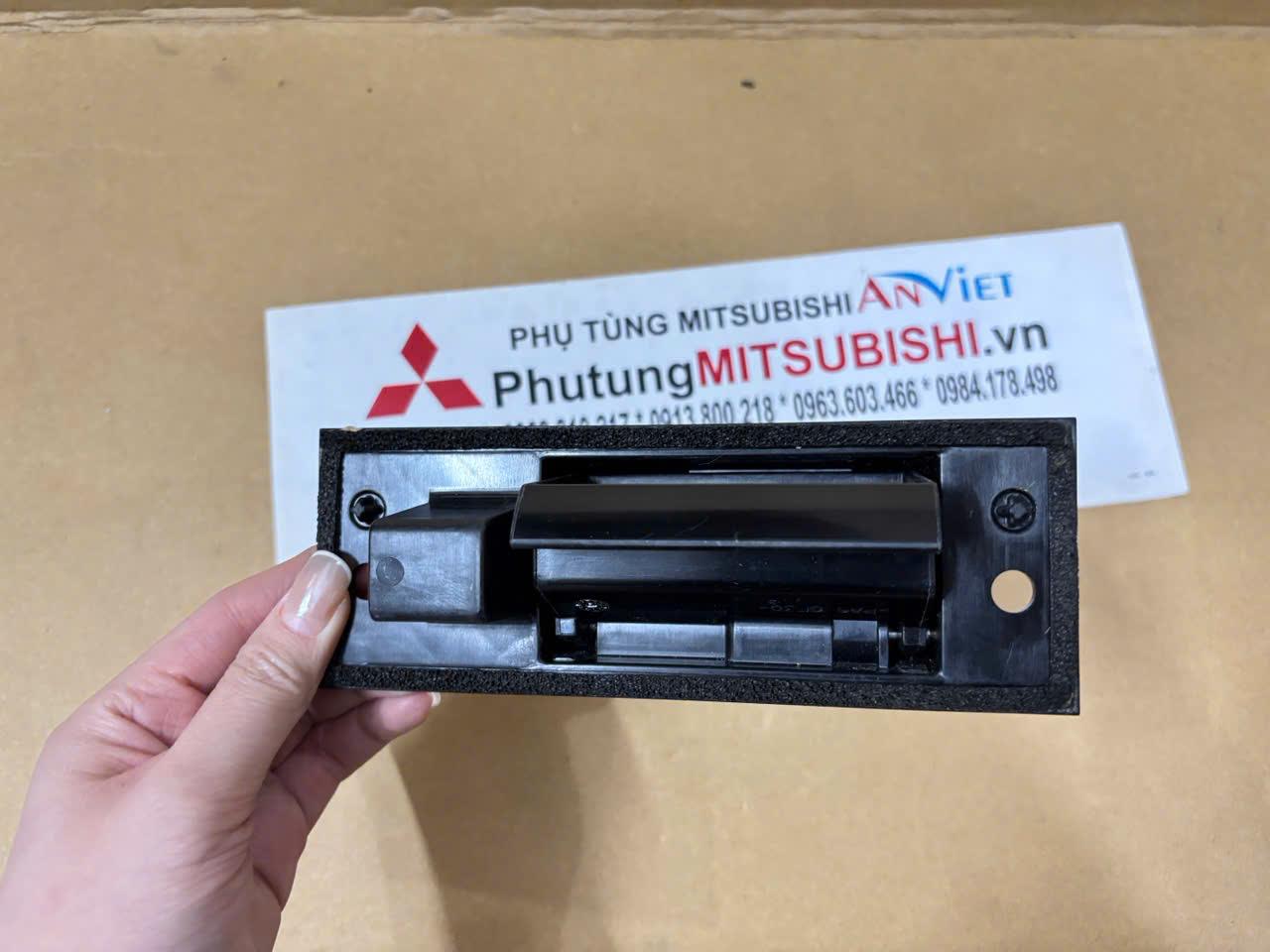 Tay mở cốp sau xe Mitsubishi Xpander
