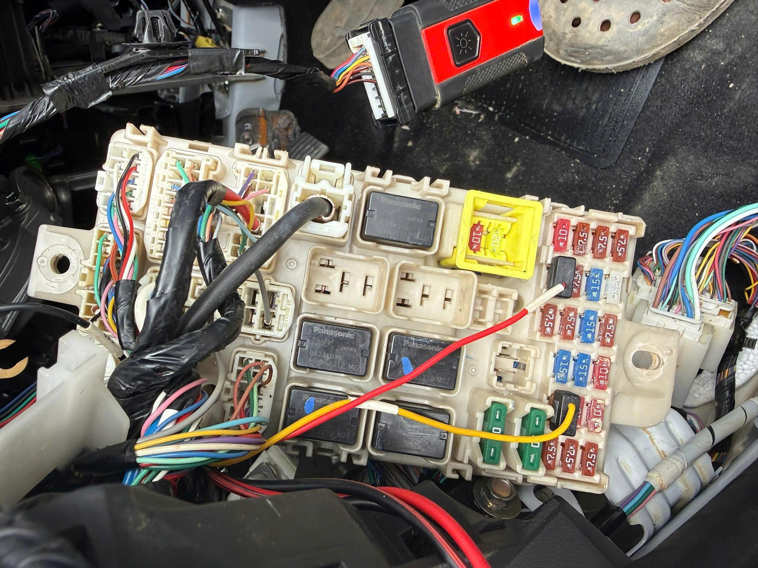 Thân hộp cầu chì trong táp lô xe Mitsubishi Xpander