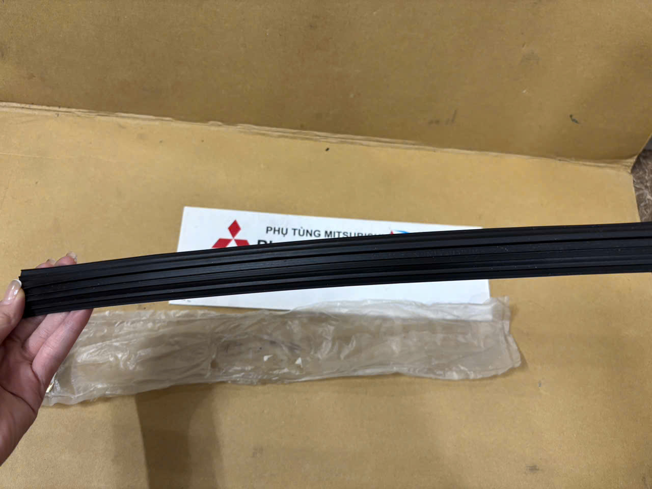 Thanh dẫn hướng kính cửa sau xe Mitsubishi Xpander