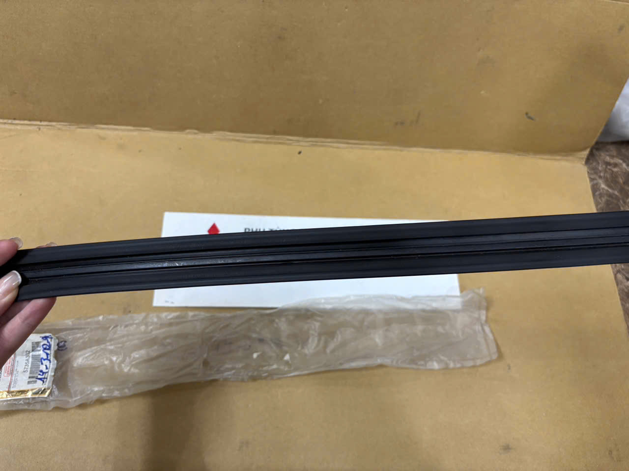 Thanh dẫn hướng kính cửa sau xe Mitsubishi Xpander