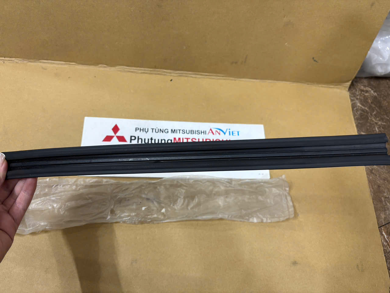 Thanh dẫn hướng kính cửa sau xe Mitsubishi Xpander