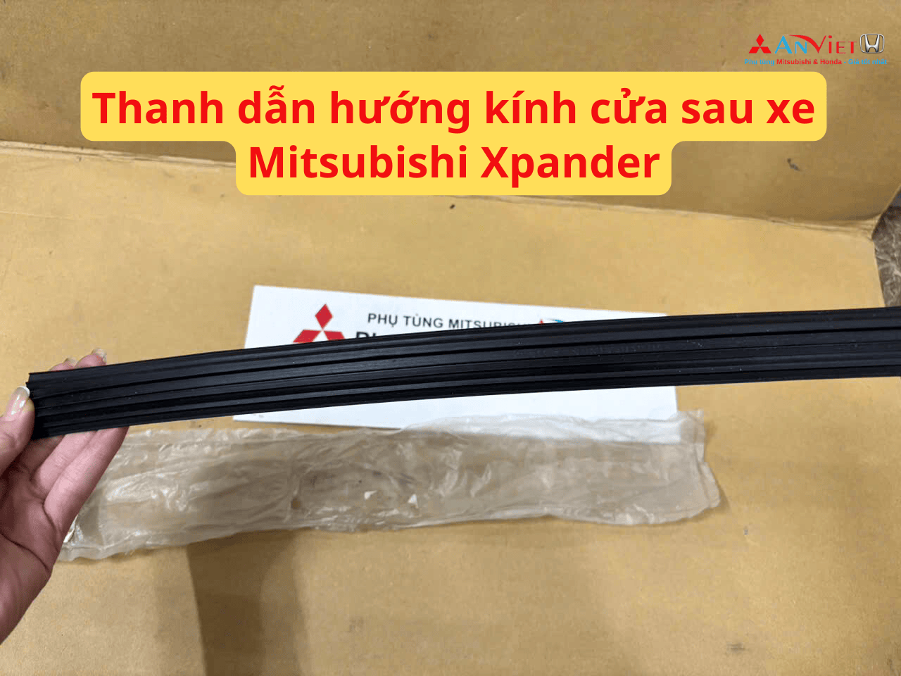 Thanh dẫn hướng kính cửa sau xe Mitsubishi Xpander